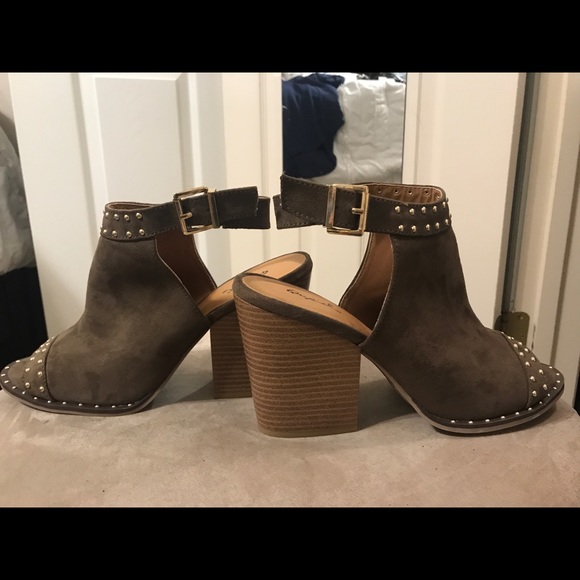 Studded army green pee toe heels - Picture 2 of 3